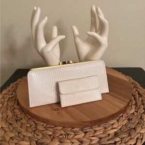 Elegant Cream Textured Wallet and Keyholder Vintage Lizard